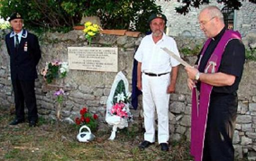 Il parroco di Ossero Don Martincic benedice  il luogo e la lapide